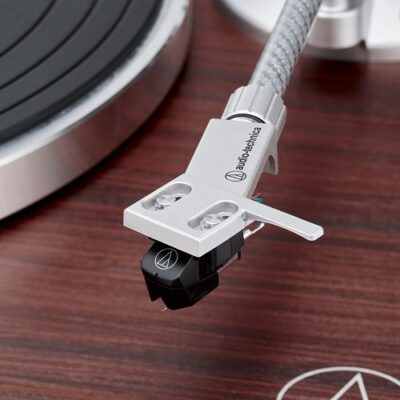 פטיפון BT חגורה ידנית דגם AT-LPW50BTRW מבית Audio Technica