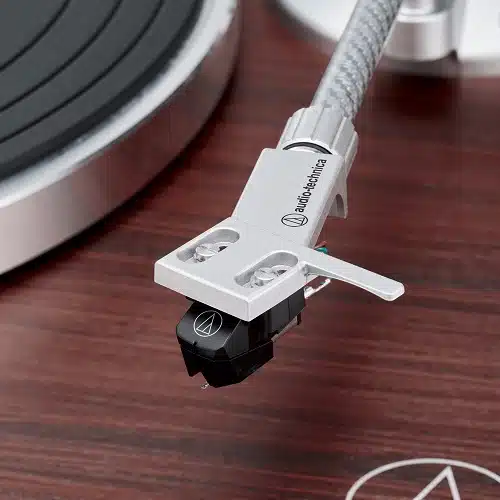 פטיפון BT חגורה ידנית דגם AT-LPW50BTRW מבית Audio Technica