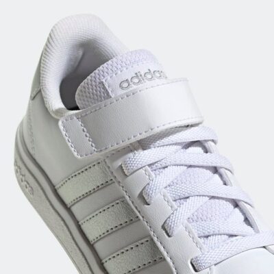 נעלי אופנה לילדים בצבע לבן/כסוף דגם GRAND COURT LIFESTYLE מבית ADIDAS