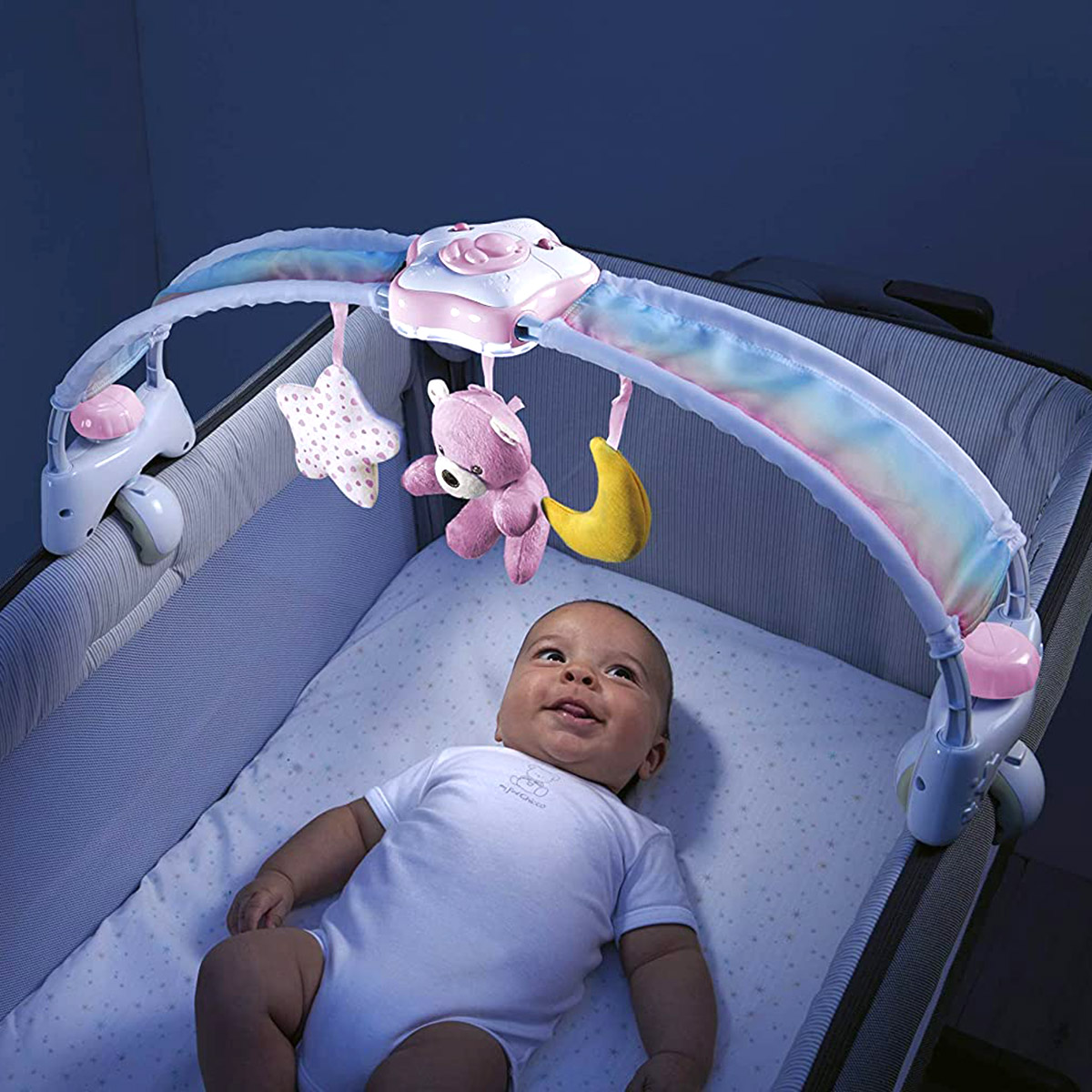 מובייל מוזיקלי/קשת צעצועים קשת בענן - Rainbow Bed Arch מבית Chicco