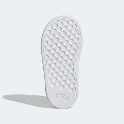 נעלי אופנה לתינוקות בצבע לבן/שחור דגם GRAND COURT מבית ADIDAS