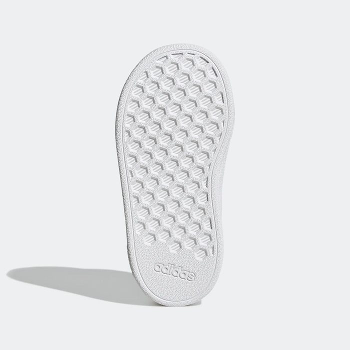 נעלי אופנה לתינוקות בצבע לבן/שחור דגם GRAND COURT מבית ADIDAS