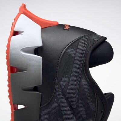 נעלי ריצה לבוגרים בצבע שחור/לבן דגם ZIG DYNAMICA מבית REEBOK