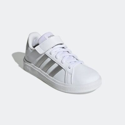 נעלי אופנה לילדים בצבע לבן/כסוף דגם GRAND COURT LIFESTYLE מבית ADIDAS