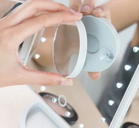 מראת איפור והגדלה LED דגם V0100904 מבית InnovaGoods מראת איפור והגדלה LED דגם V0100904 מבית InnovaGoods