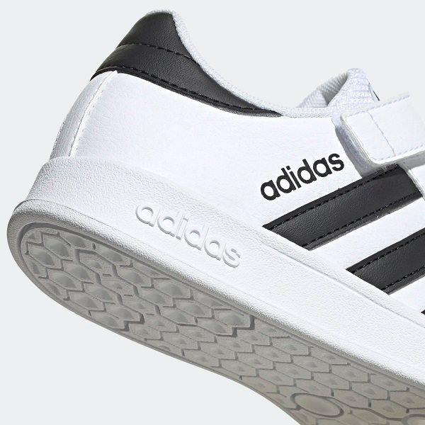 נעלי אופנה לילדים בצבע לבן/שחור דגם BREAKNET SHOES מבית ADIDAS