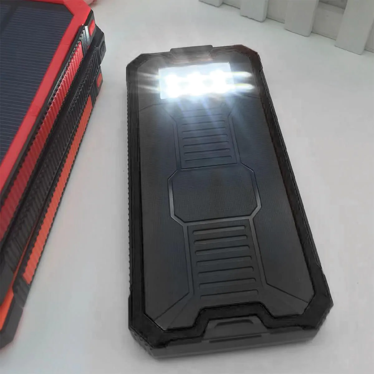 סוללת גיבוי סולארית 10,000MAH עם פנס מבית semicom