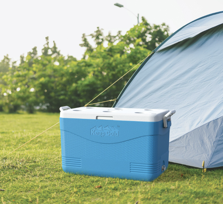 צידנית פרמיום 60 ליטר עם מחזיקי כוסות דגם 10644 מבית KeepCold