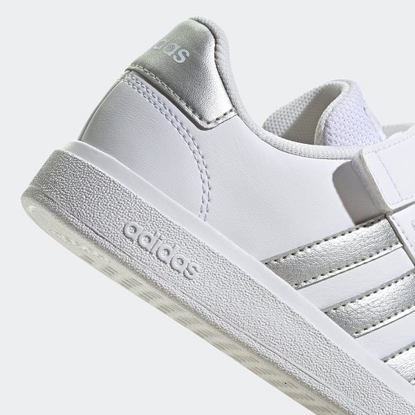 נעלי אופנה לילדים בצבע לבן/כסוף דגם GRAND COURT LIFESTYLE מבית ADIDAS