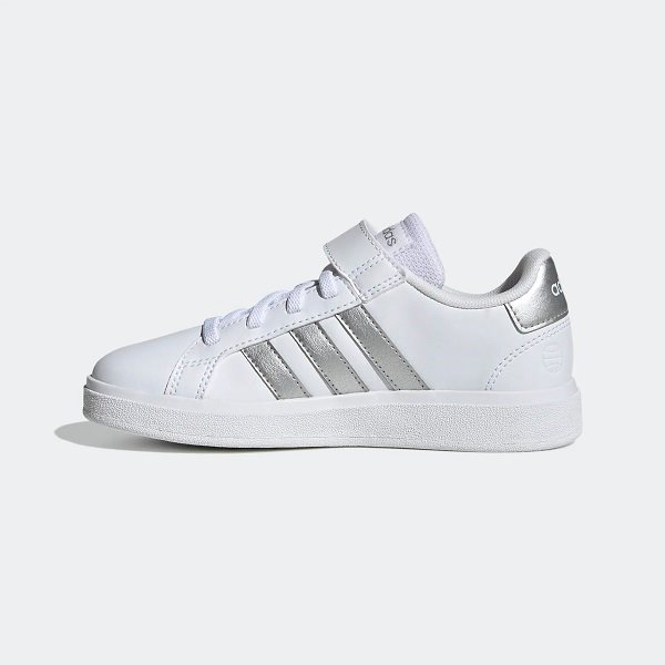 נעלי אופנה לילדים בצבע לבן/כסוף דגם GRAND COURT LIFESTYLE מבית ADIDAS