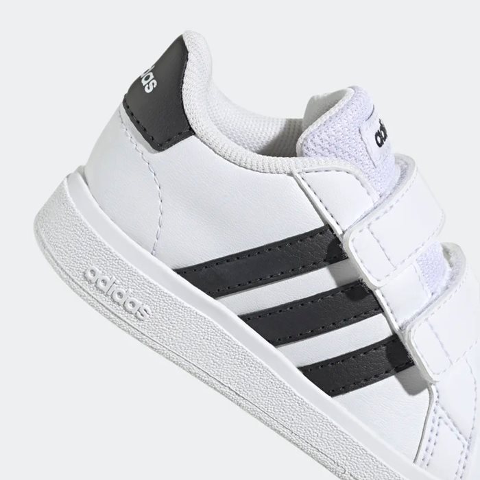 נעלי אופנה לילדים בצבע לבן/שחור דגם 2.0 GRAND COURT מבית ADIDAS