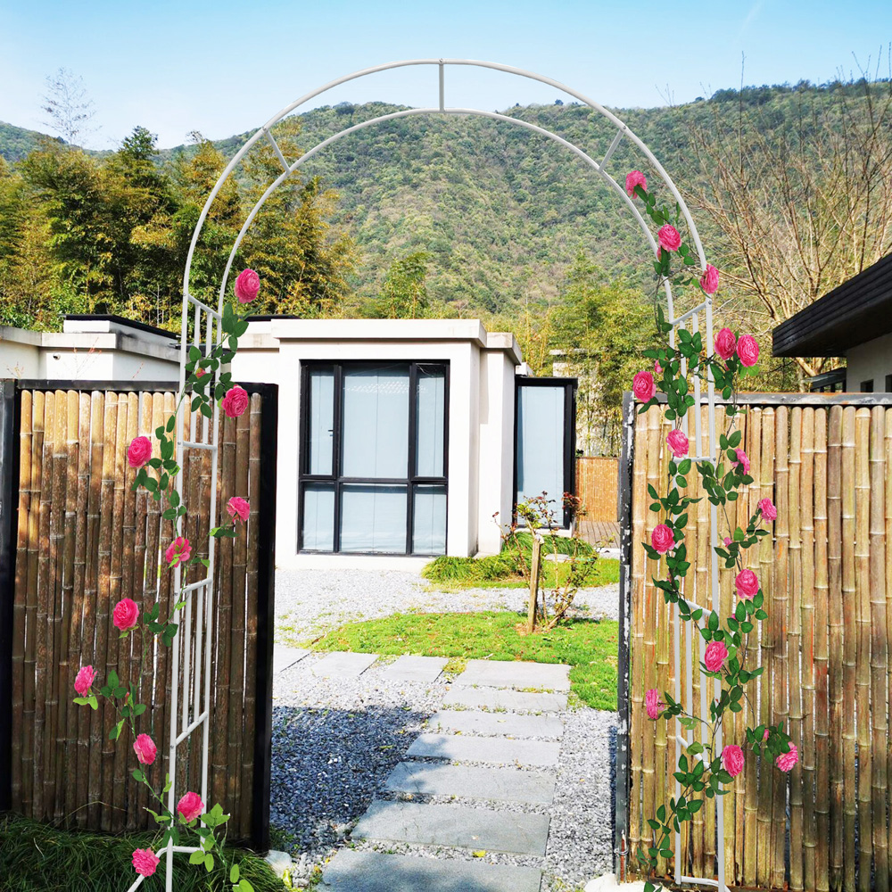 קשת רחבה ממתכת 146 ס"מ עם בסיסי צד לתמיכת צמחים מטפסים ועיצוב הגינה דגם אורנית מבית טיפות טבע