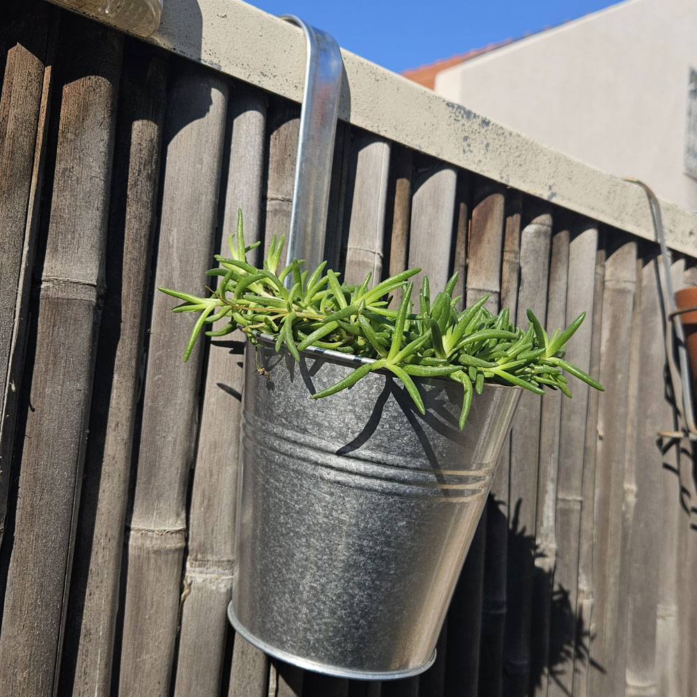 סט 2 מחזיקי עציץ לתלייה על מעקה דגם 159021310 מבית טיפות טבע