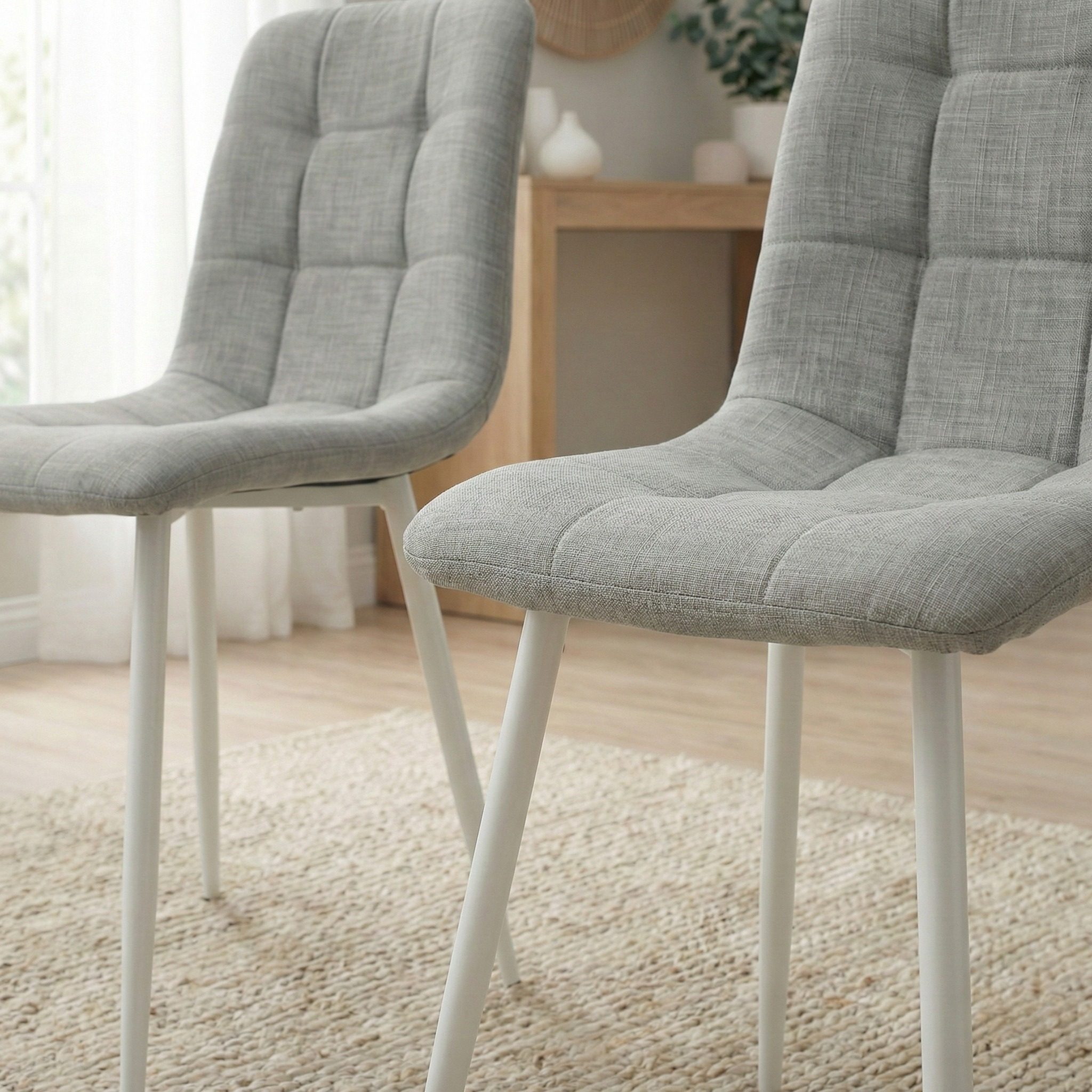 פינת אוכל נפתחת דגם שולחן אריאל לבן וכיסאות גלית אפור מבית HOME DECOR