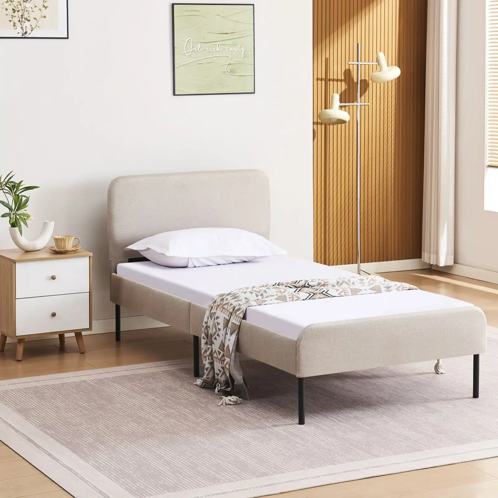 מיטת יחיד מרופדת בד 90×190 דגם מיקה מבית Tudo Design