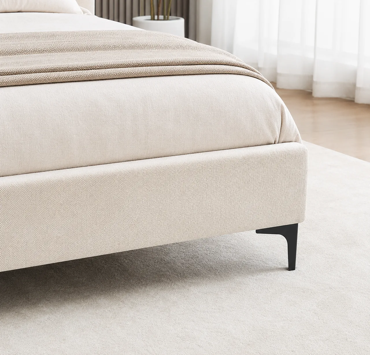 מיטה זוגית מרופדת דגם נעמה מבית HOME DECOR