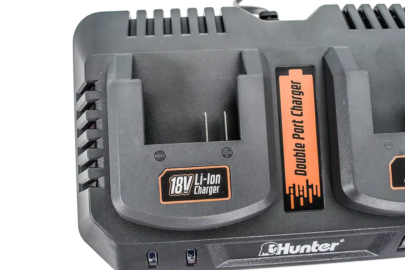 מטאטא ומחדש דשא סינטטי נטען Brushless עם 2 סוללות 4Ah דגם 102910-003 מבית HUNTER