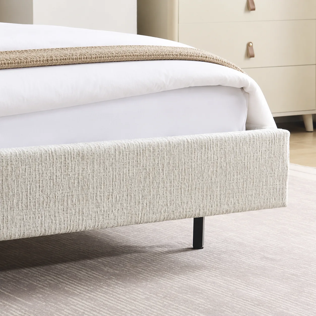 מיטה זוגית מרופדת בעיצוב מרחף דגם פליי מבית HOME DECOR